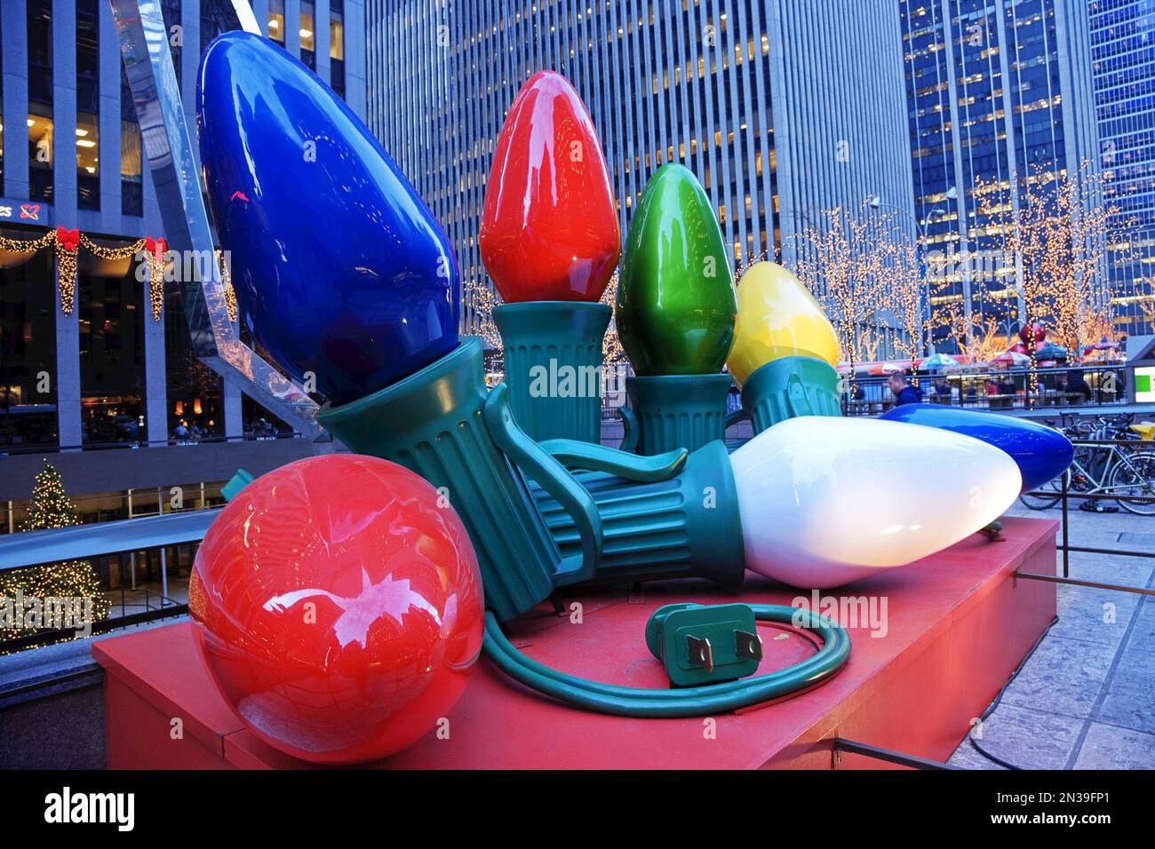 Decorazioni di Natale, sesta Avenue, Manhattan, New York, New York, Stati Uniti d'America Foto Stock