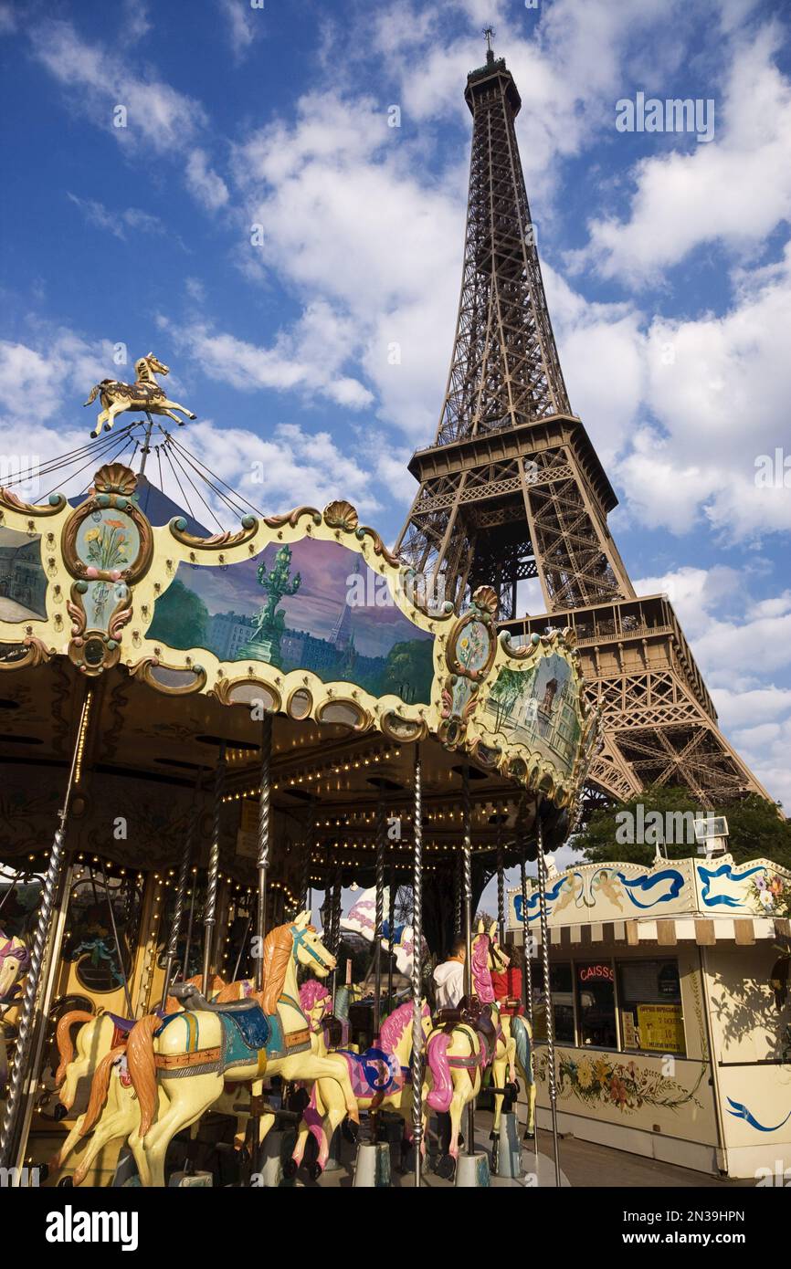 Giostra e Torre Eiffel, Parigi, Francia Foto Stock