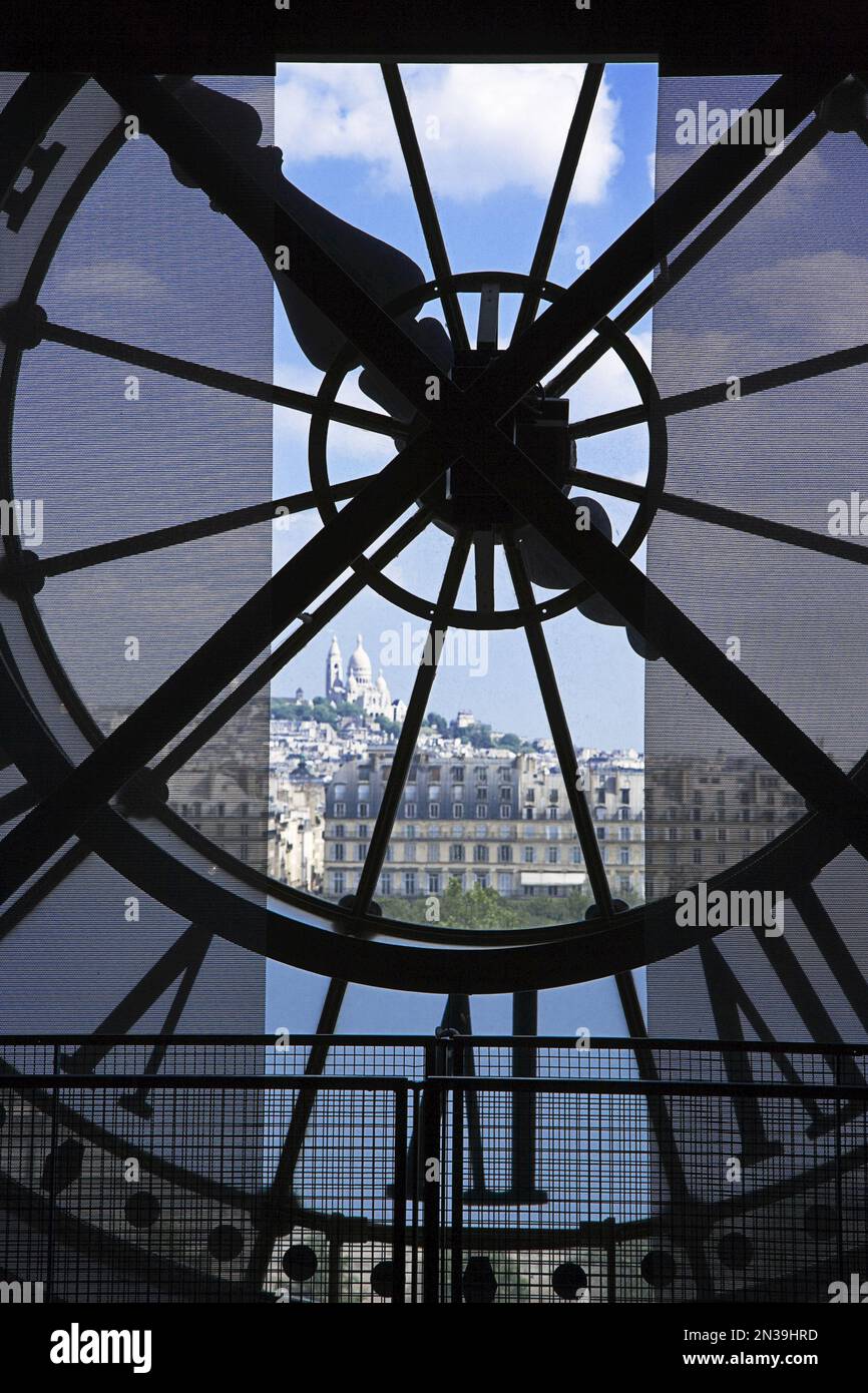 Il Sacre Coeur visto attraverso il clock del Musee d'Orsay, Parigi, Francia Foto Stock