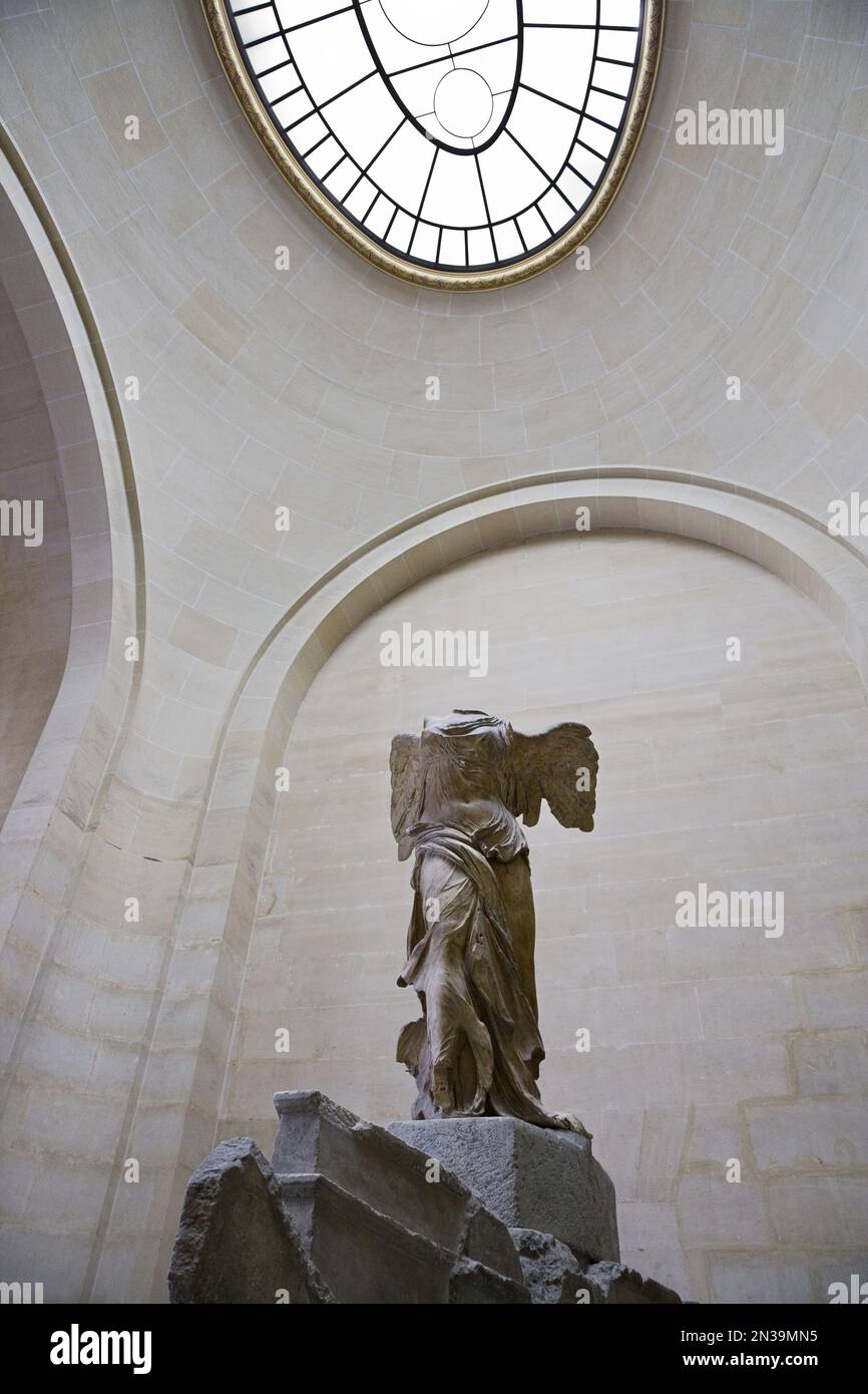 La Vittoria Alata di Samotracia, il museo del Louvre di Parigi, Ile de France, Francia Foto Stock
