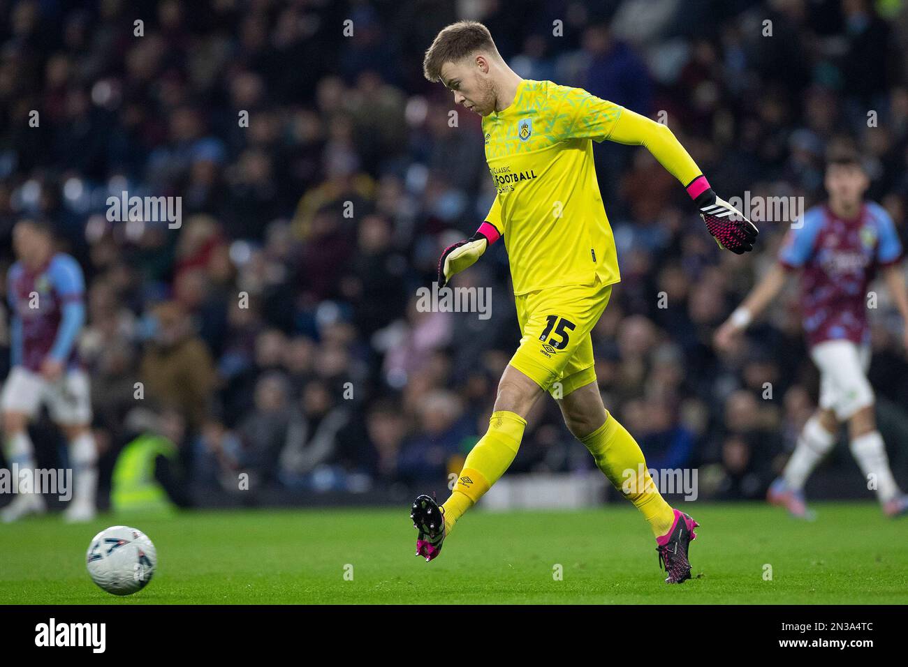 Bailey Peacock-Farrell #15 (GK) di Burnley F.C durante la fa Cup Fourth Round Replay tra Burnley e Ipswich Town a Turf Moor, Burnley Lunedi 6th febbraio 2023. (Foto: Mike Morese | NOTIZIE MI) Credit: NOTIZIE MI & Sport /Alamy Live News Foto Stock