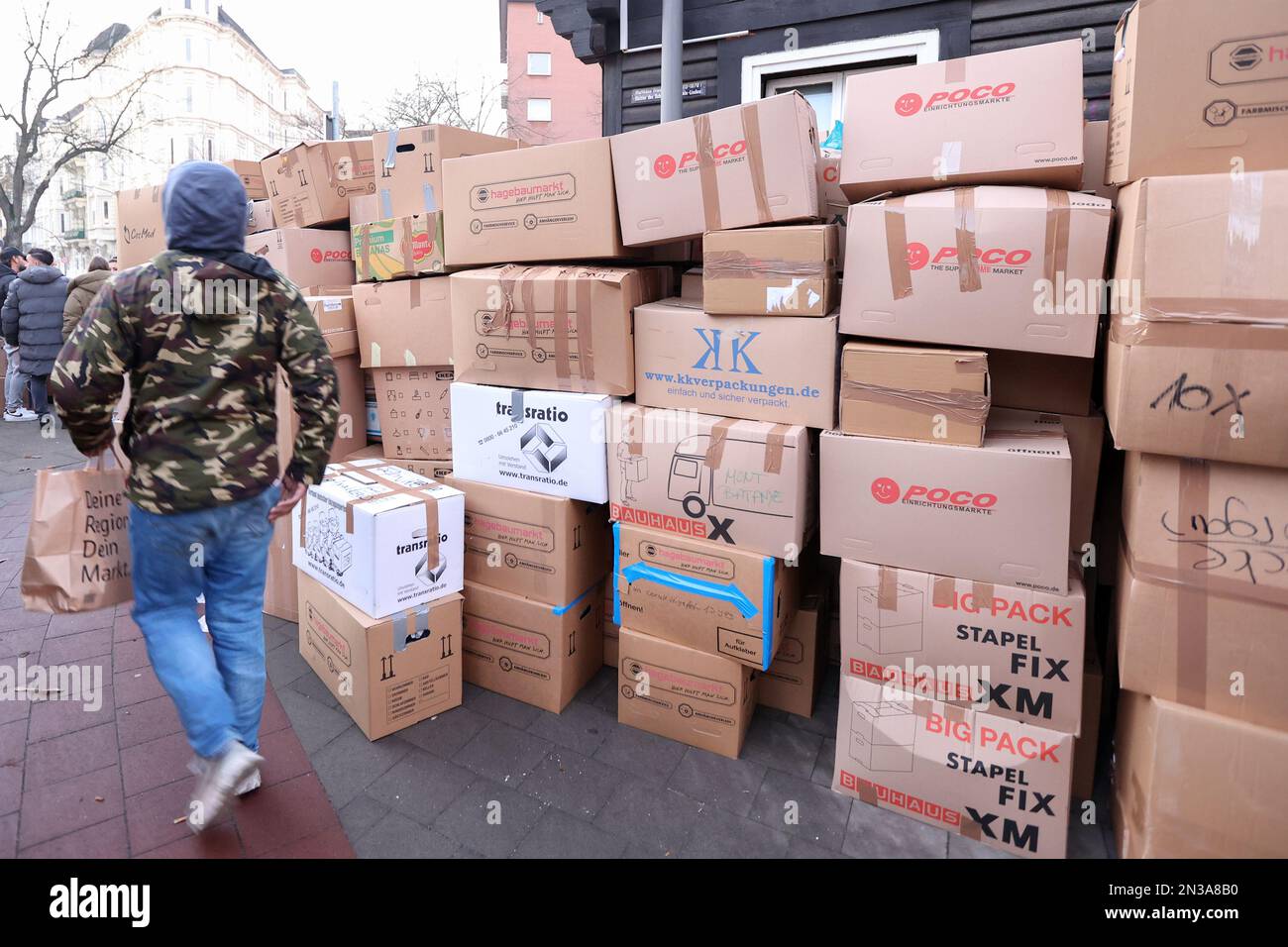 Amburgo, Germania. 07th Feb, 2023. Le scatole con donazioni selezionate si trovano di fronte a un bar chiuso ad Amburgo-Altona come parte di una campagna di donazione privata. Dopo il grave terremoto nella zona di confine turco-siriana, le consegne di aiuti con articoli come abbigliamento, coperte, prodotti per bambini e articoli igienici vengono raccolte e inviate in Turchia. Credit: Bodo Marks/Bodo Marks/dpa/Alamy Live News Foto Stock