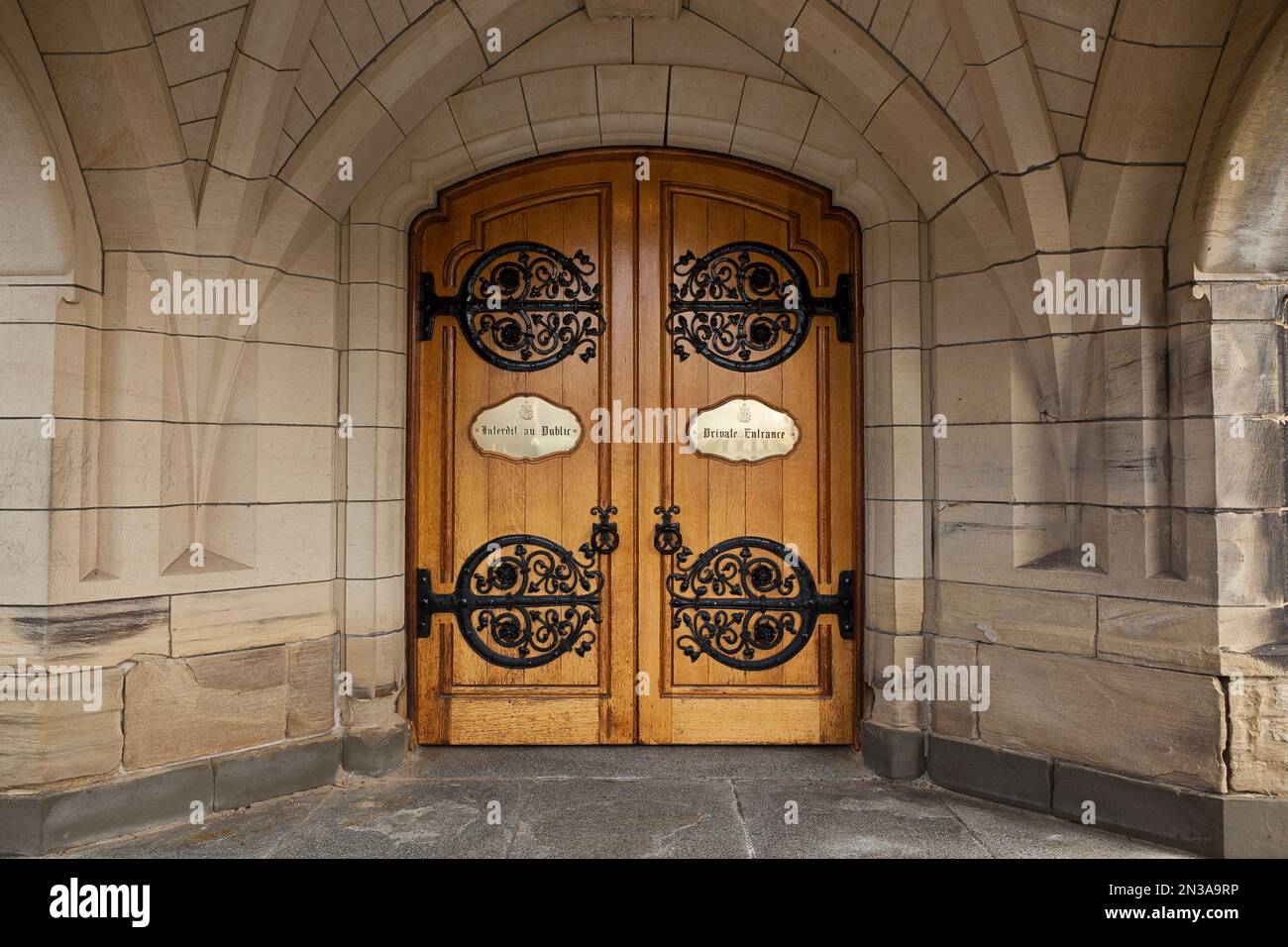 Ingresso privato porte al centro del blocco di edifici del Parlamento, Parliament Hill, Ottawa, Ontario, Canada Foto Stock