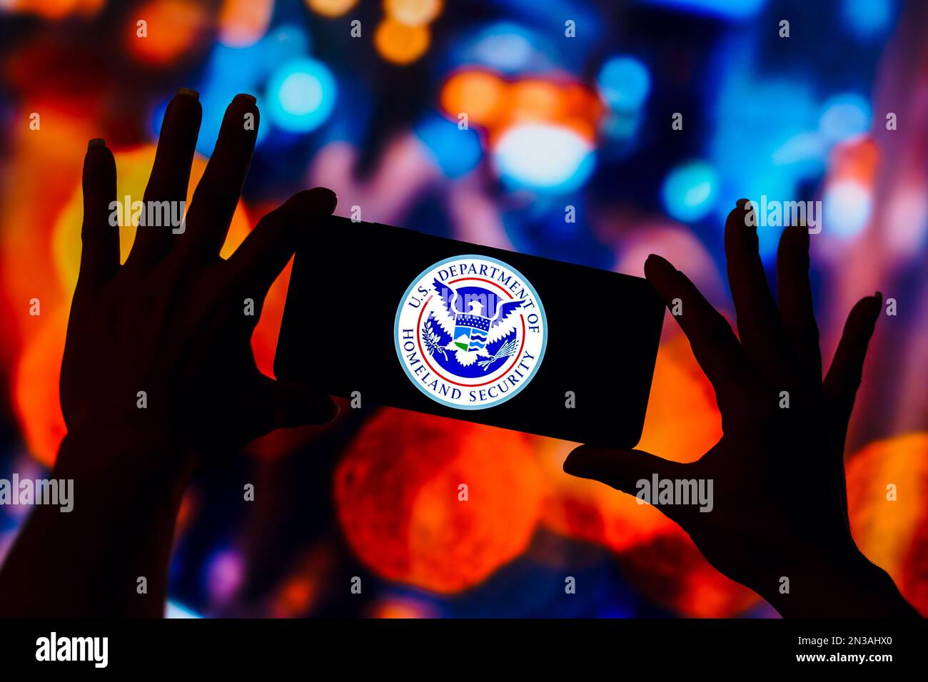 In questa immagine, il logo del Dipartimento della sicurezza interna degli Stati Uniti (DHS) viene visualizzato sullo schermo di uno smartphone. Foto Stock