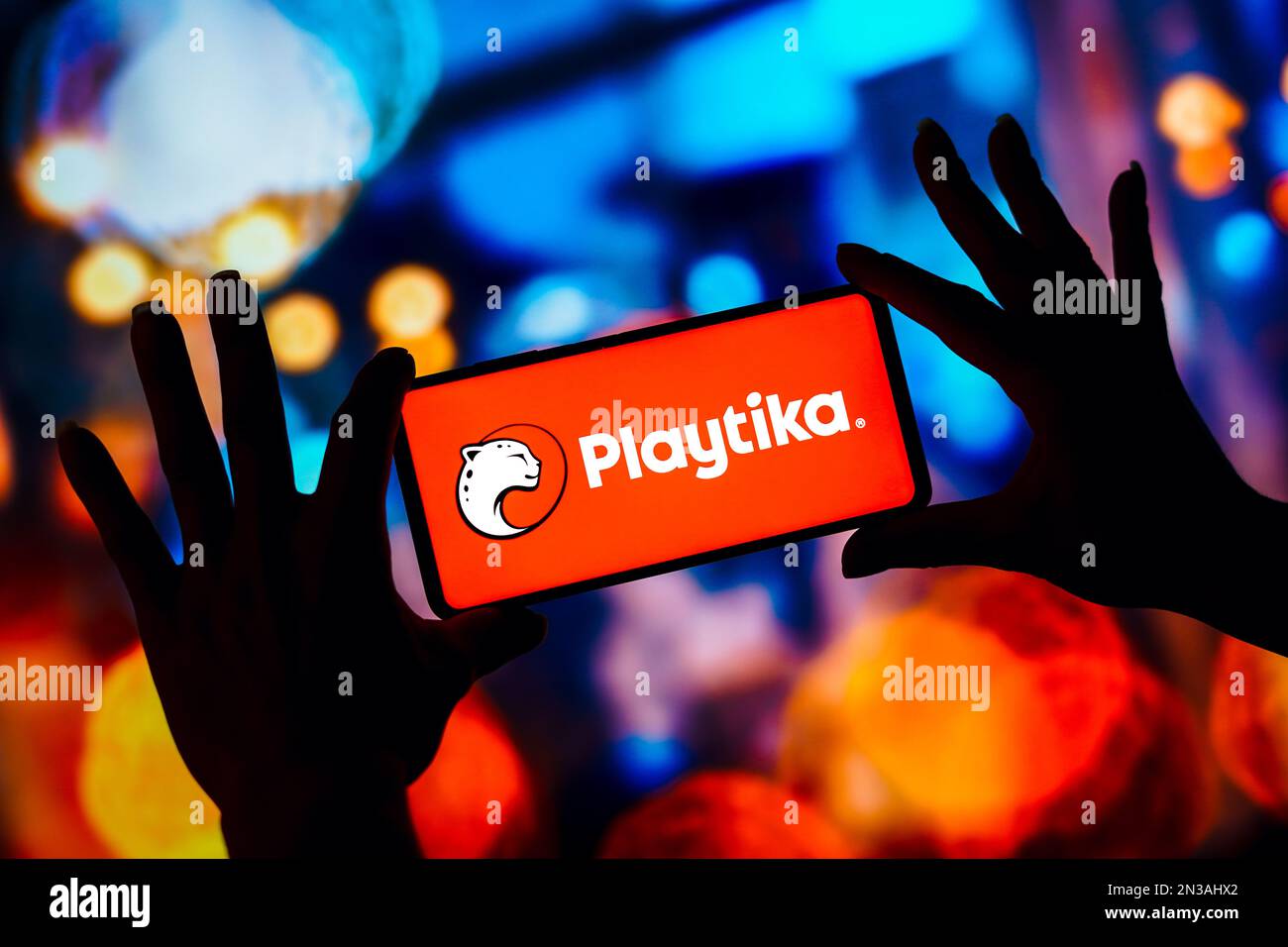 In questa illustrazione, il logo Playtika viene visualizzato sullo schermo di uno smartphone. Foto Stock
