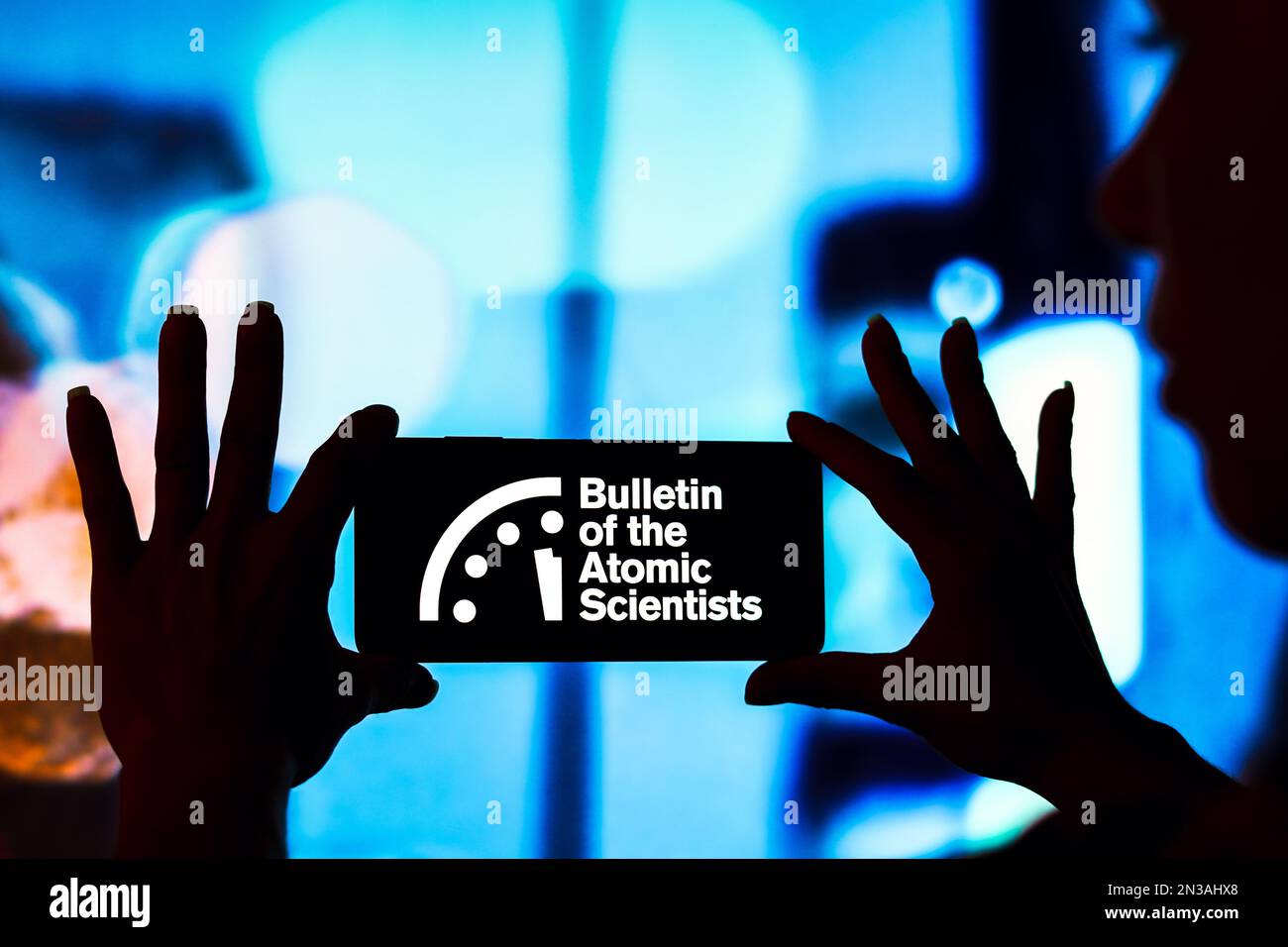 In questa foto, il logo Bulletin of the Atomic Scientists (Doomsday Clock) viene visualizzato sullo schermo di uno smartphone. Foto Stock