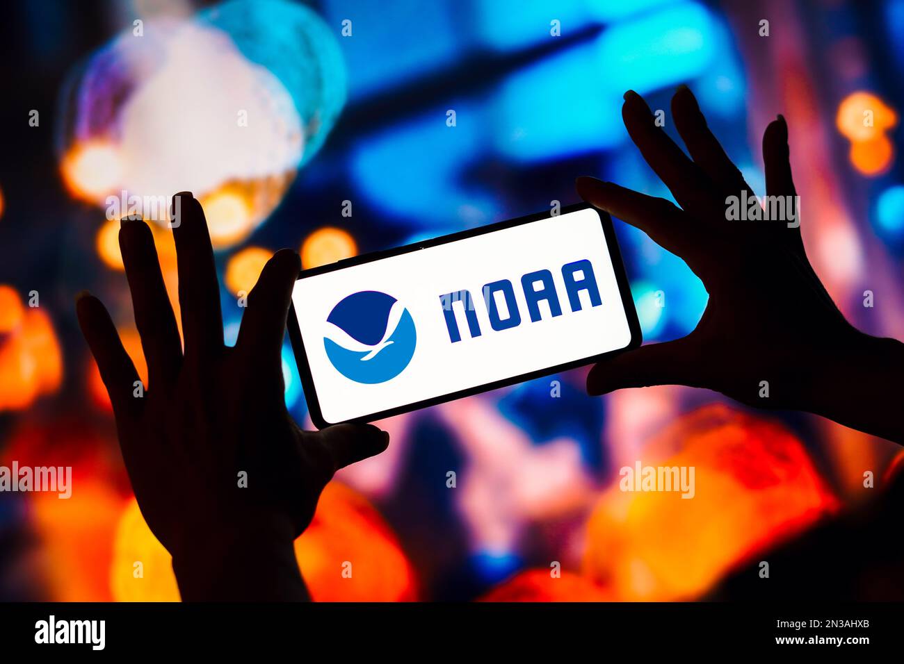 In questa illustrazione, il logo NOAA (National Oceanic and Atmospheric Administration) viene visualizzato sullo schermo dello smartphone. Foto Stock