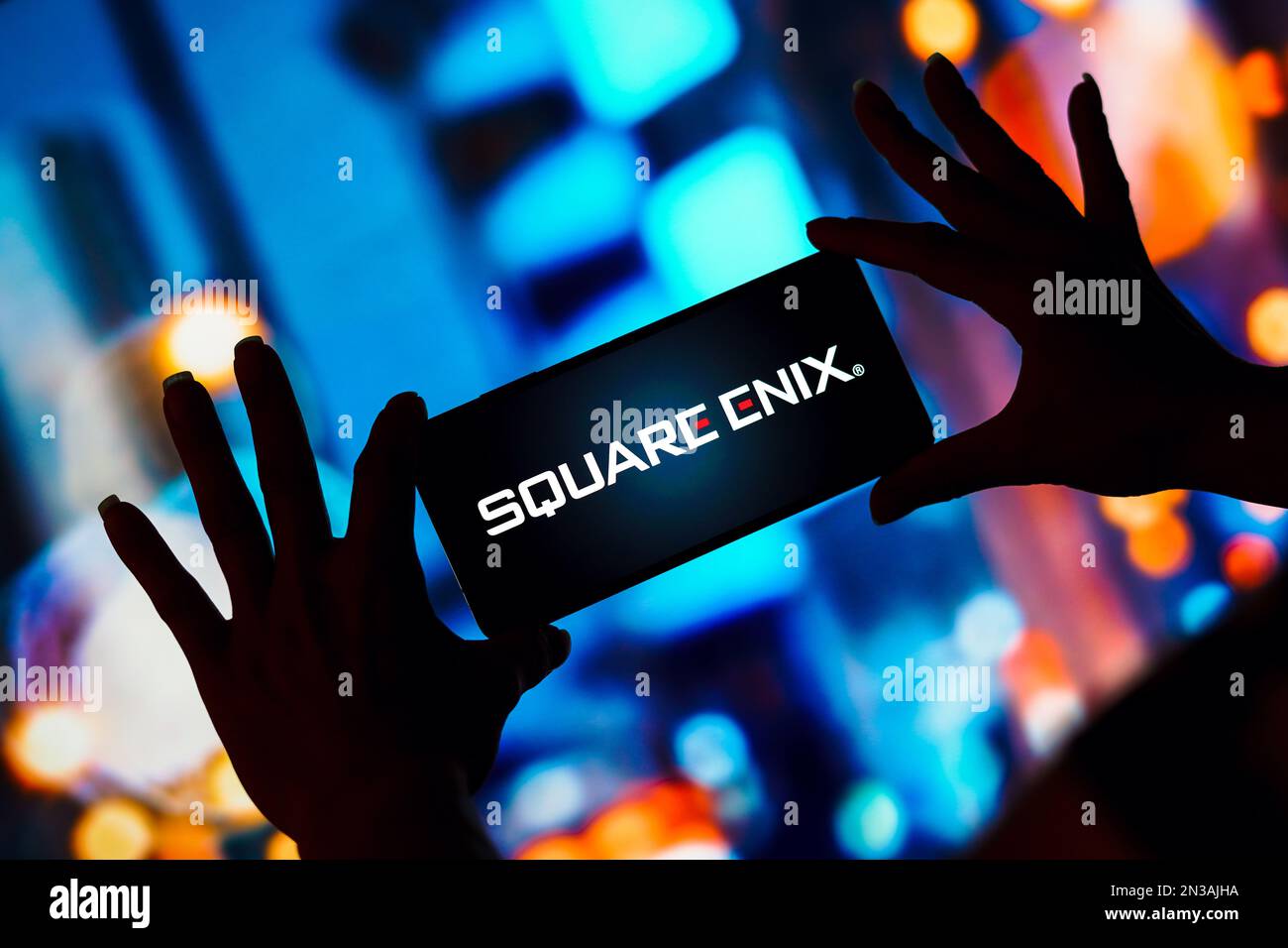 In questa immagine, il logo Square Enix Holdings viene visualizzato sullo schermo dello smartphone. Foto Stock