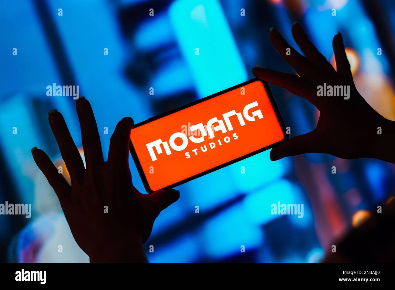 In questa immagine, il logo Mojang Studios viene visualizzato sullo schermo di uno smartphone. Foto Stock