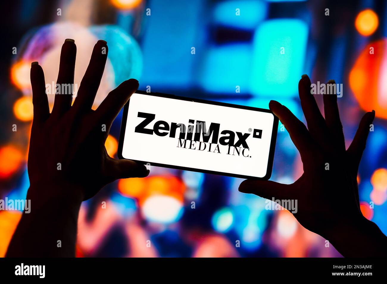 In questa immagine, il logo ZeniMax Media viene visualizzato sullo schermo dello smartphone. Foto Stock