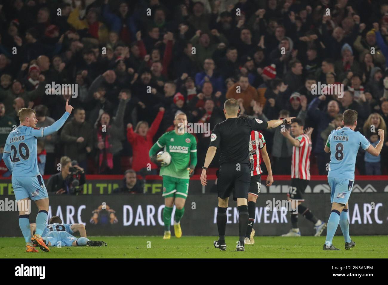 L'arbitro Leigh Doughty assegna una penalità a Wrexham durante la partita di riesecuzione del quarto round della Emirates fa Cup Sheffield United vs Wrexham a Bramall Lane, Sheffield, Regno Unito, 7th febbraio 2023 (Foto di James Heaton/News Images) Foto Stock