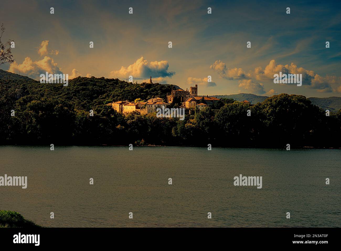 Un villaggio medievale sul fiume Rodano nel sud della Francia Foto Stock