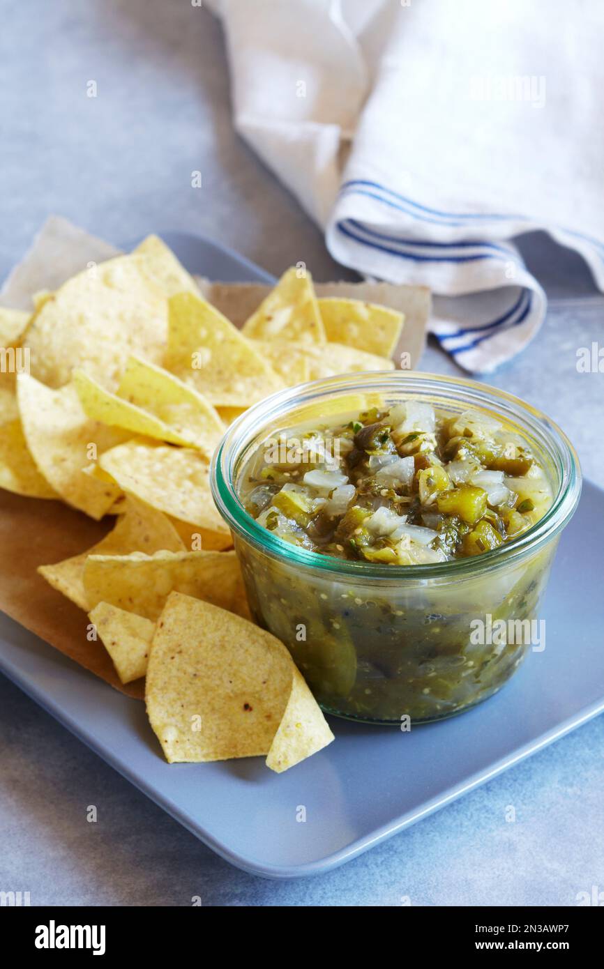 Salsa di tomatillo servita con tortilla di mais Foto Stock