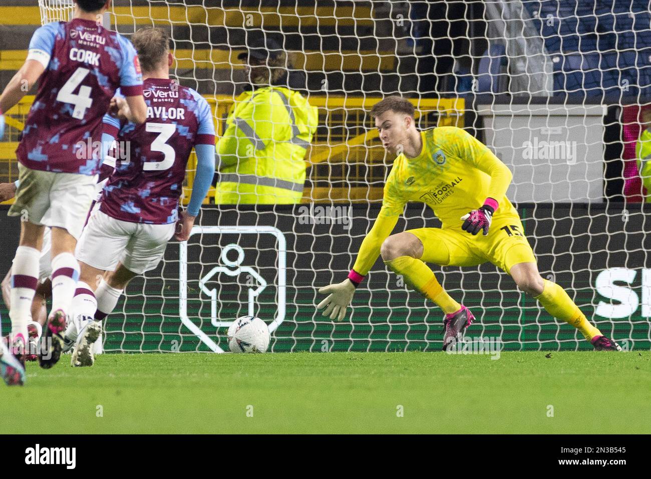 Bailey Peacock-Farrell #15 (GK) di Burnley F.C fa un risparmio durante la fa Cup Fourth Round Replay tra Burnley e Ipswich Town a Turf Moor, Burnley Lunedi 6th febbraio 2023. (Foto: Mike Morese | NOTIZIE MI) Credit: NOTIZIE MI & Sport /Alamy Live News Foto Stock