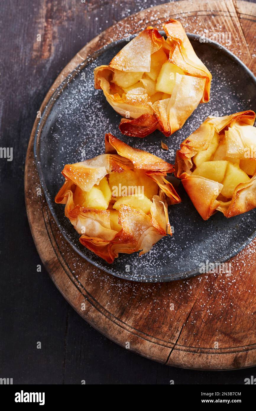 Tazze phyllo di strudel di mele con uno spolverato di zucchero a velo Foto Stock