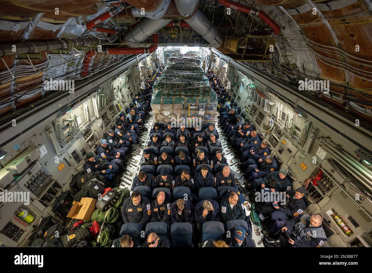 Base dell'aeronautica militare di dover, Delaware, Stati Uniti. 7th Feb, 2023. I membri di Urban Search and Rescue della Fairfax County, Virginia, sono imbarcati su una C-17 Globemaster III sulla base dell'aeronautica militare di dover. Gli Stati Uniti L'Agenzia per lo sviluppo Internazionale (USAID) sta mobilitando l'assistenza umanitaria di emergenza per rispondere agli impatti devastanti che hanno colpito la regione dopo il peggior terremoto che ha colpito la regione in quasi un secolo. Credito: Faith Barron/USA Air Force/ZUMA Press Wire Service/ZUMAPRESS.com/Alamy Live News Foto Stock