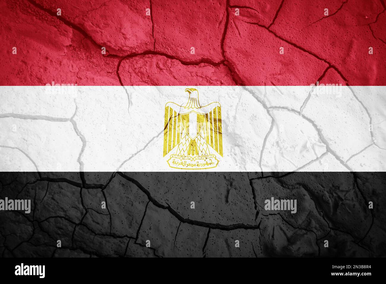 Bandiera di Egitto. Simbolo dell'Egitto. Bandiera sullo sfondo di terra secca spaccata. Bandiera egiziana con concetto di siccità Foto Stock