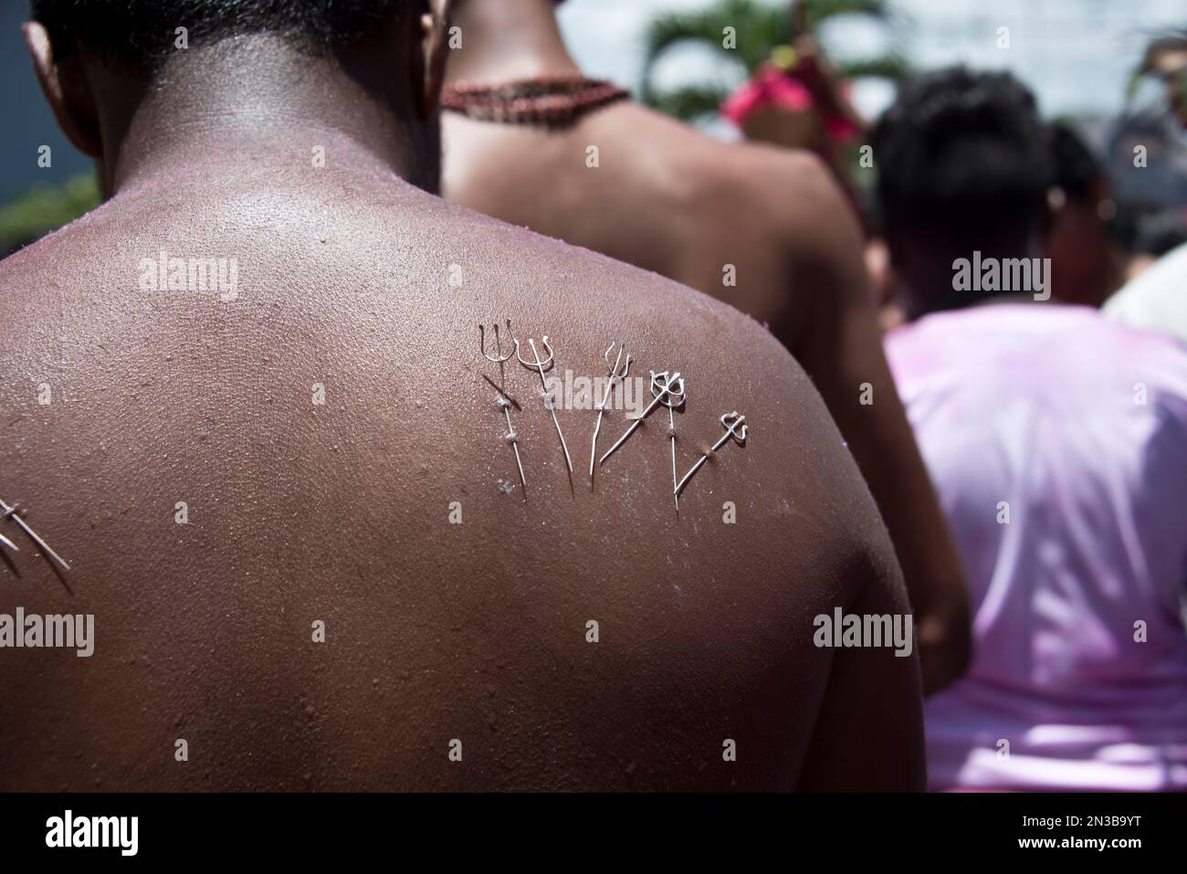 Thaipoosam Cavadee a Mauritius: Rituale e penitenza tamil. I devoti perforano le guance e la lingua e portano 'Cavadee' nel pellegrinaggio al tempio. Foto Stock