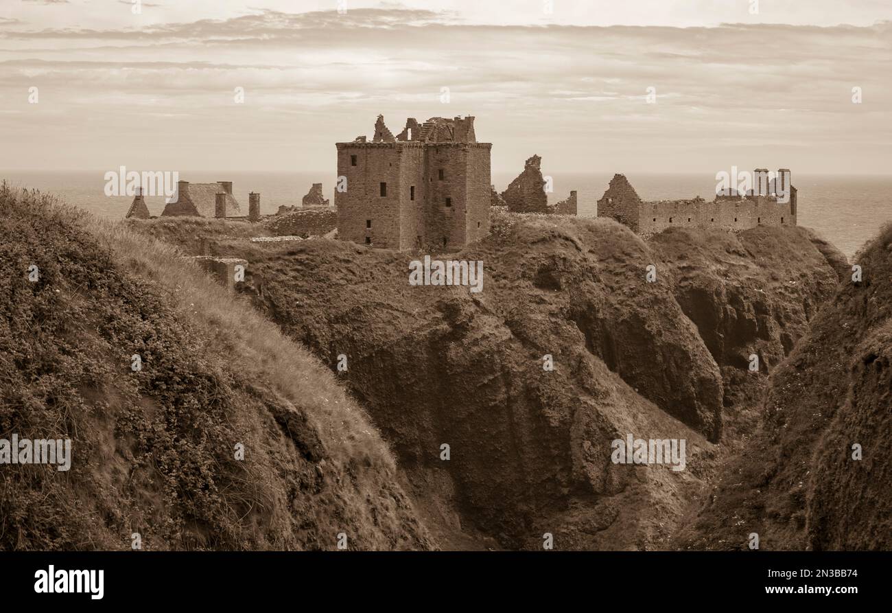 CASTELLO DI DUNNOTTAR, SCOZIA - Castello di Dunnottar, una fortezza medievale in rovina, sulla costa nord orientale vicino Stonehaven. Foto Stock