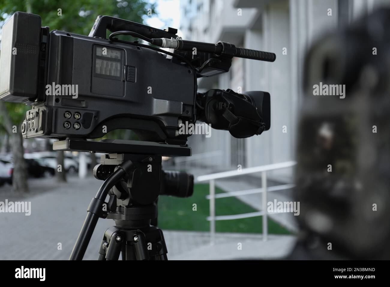 Moderne videocamere all'aperto. Apparecchiature multimediali professionali Foto Stock