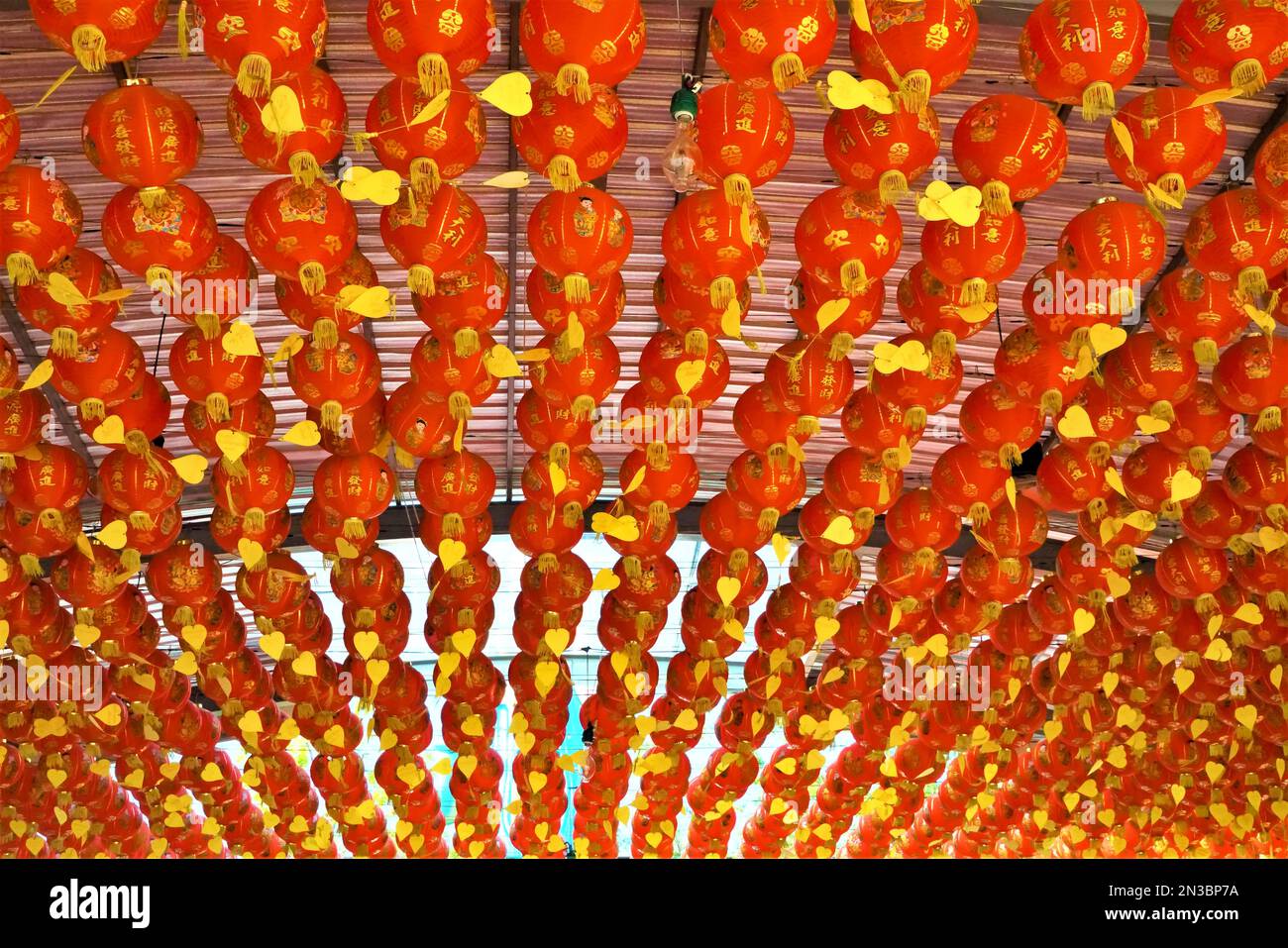 Lanterne di carta rosse e dorate appese al soffitto; Tachaom, Thailandia Foto Stock