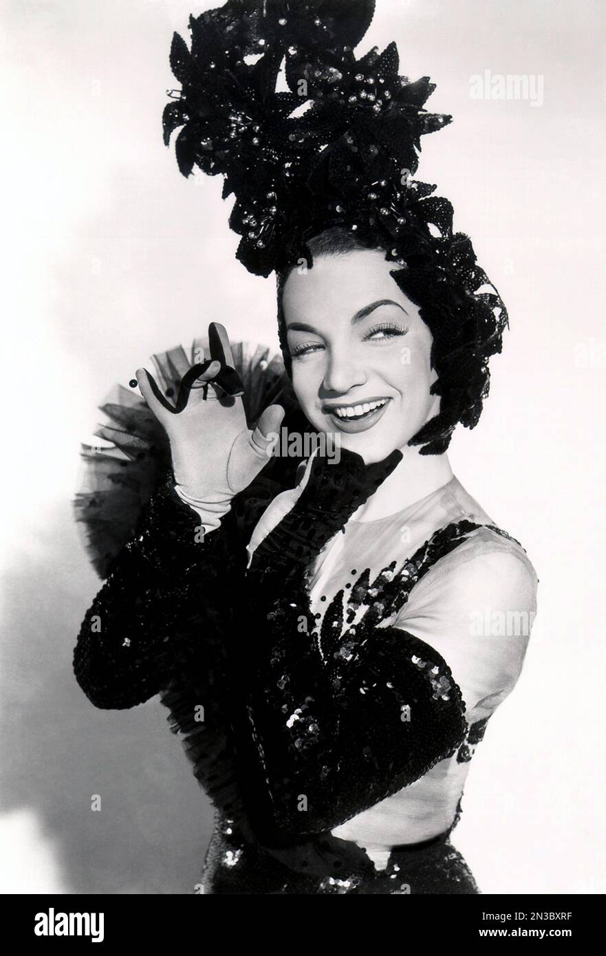 Carmen Miranda, (1909 – 1955) attrice brasiliana di Broadway di nascita portoghese e star del cinema. Carmen Miranda nella foto pubblicitaria per il film americano Greenwich Village (1944). Foto Stock