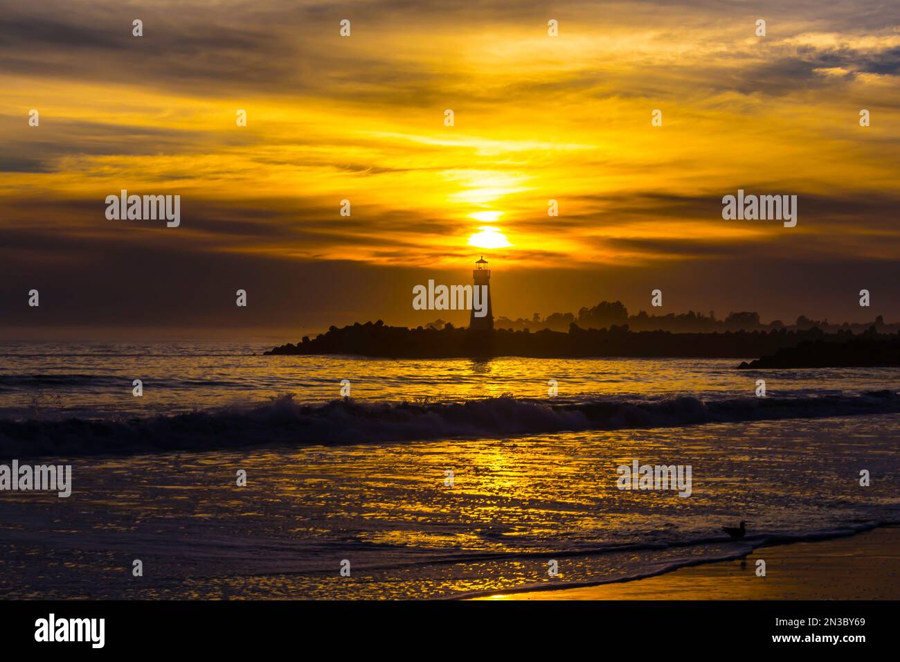 Tramonto d'oro sul faro di Walton Foto Stock