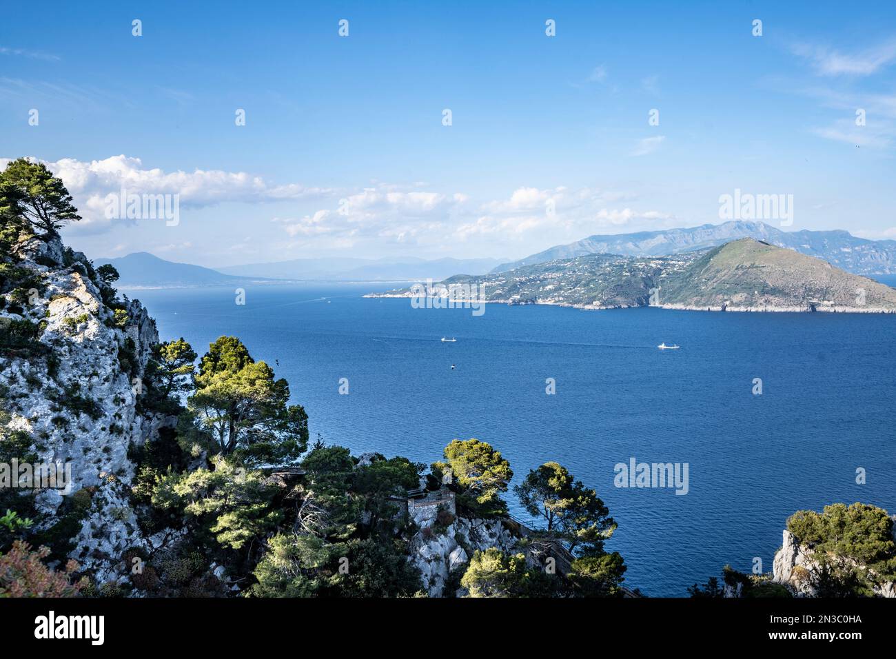Vista dal Parco Astarita sull'isola di Capri sulla Costiera Amalfitana e sul Golfo di Napoli; Napoli, Capri, Italia Foto Stock