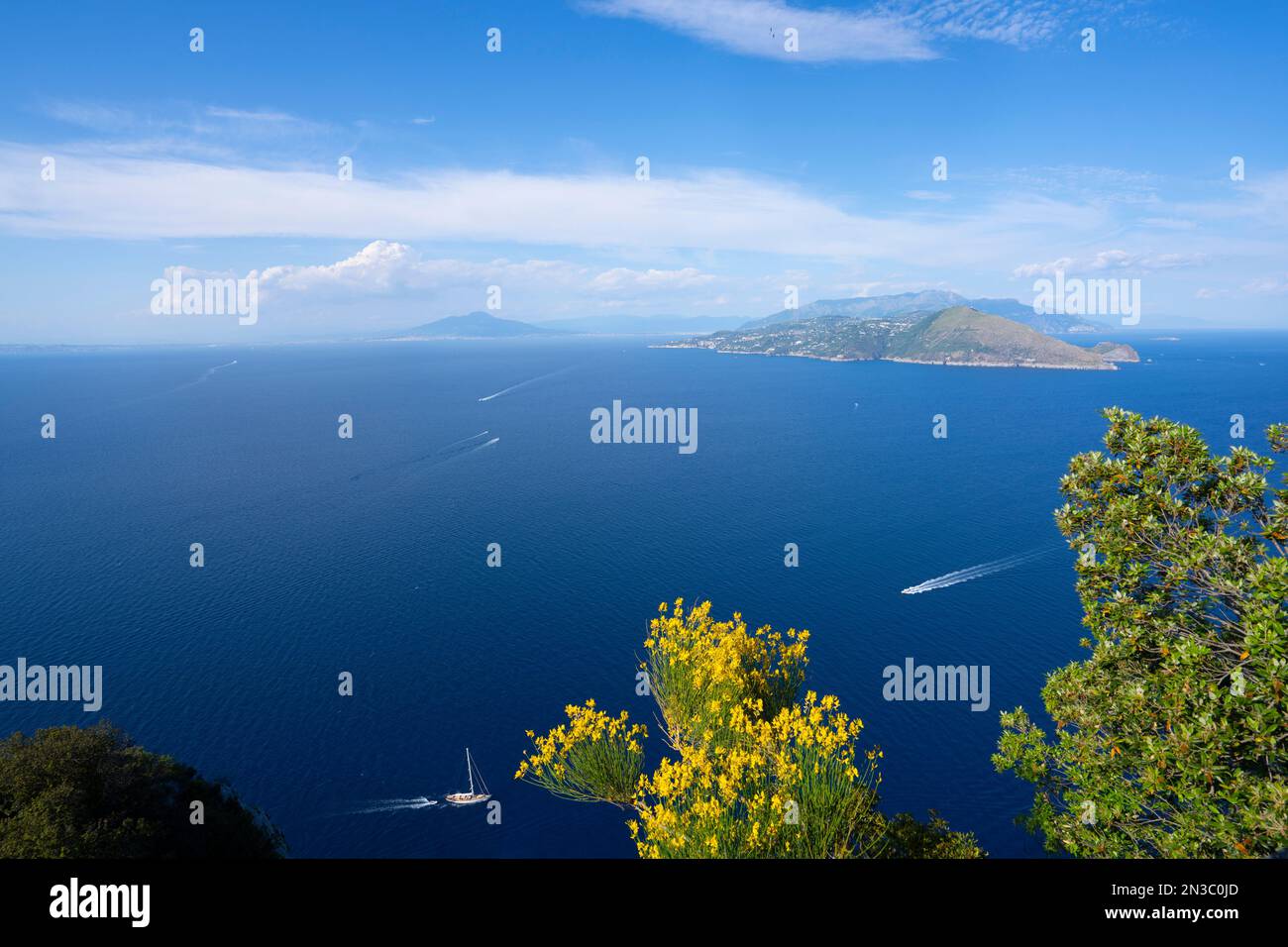 Vista da Villa Jovis sull'isola di Capri sulla Costiera Amalfitana e sul Golfo di Napoli; Napoli, Capri, Italia Foto Stock