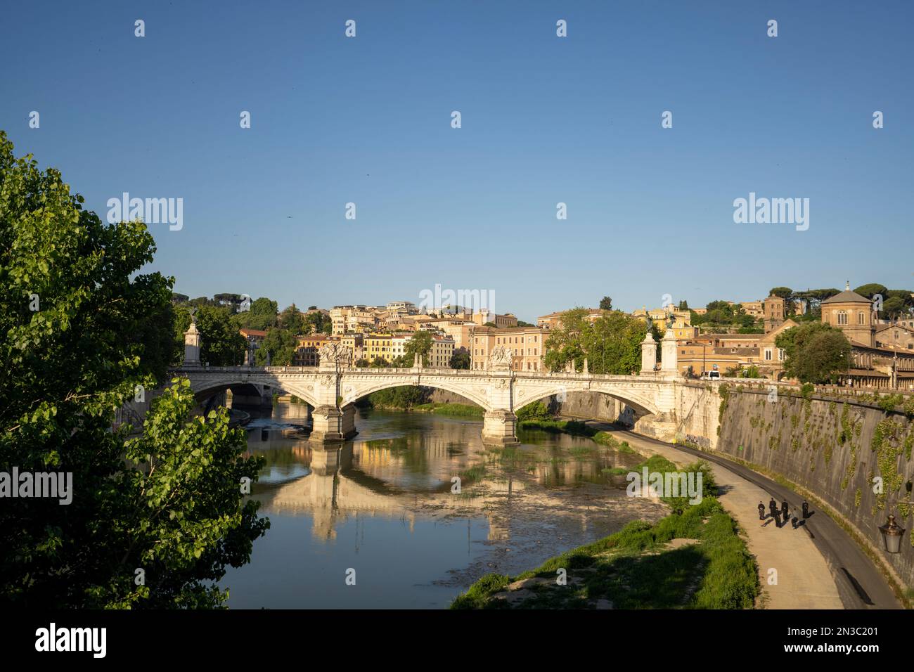 Ponte Vittorio Emanuele II Ponte sul Tevere con un cielo azzurro e un paesaggio urbano di Roma; Roma, Italia Foto Stock