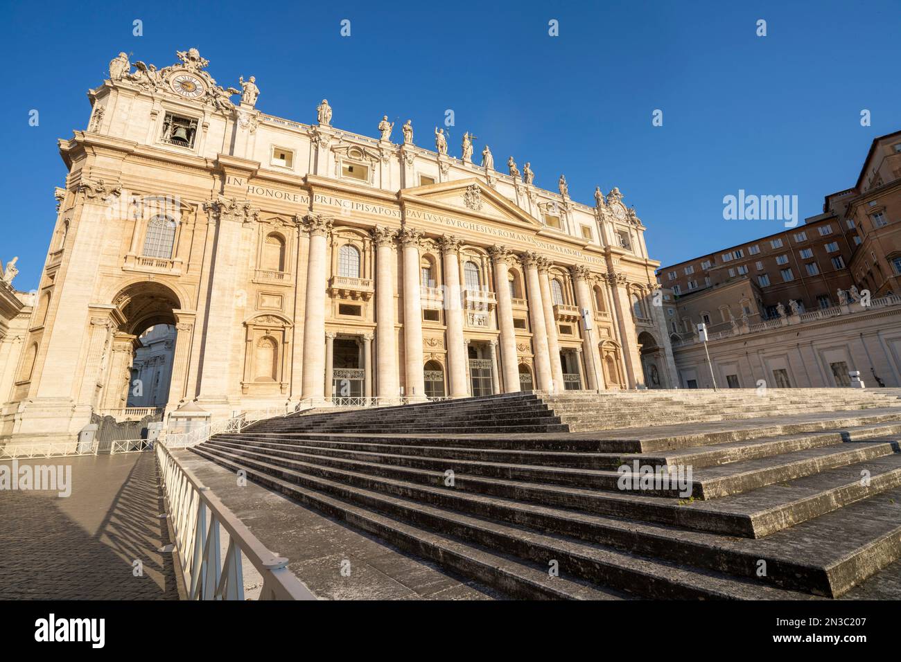 Scale che conducono alla Basilica di San Pietro, città del Vaticano, Roma, Italia Foto Stock