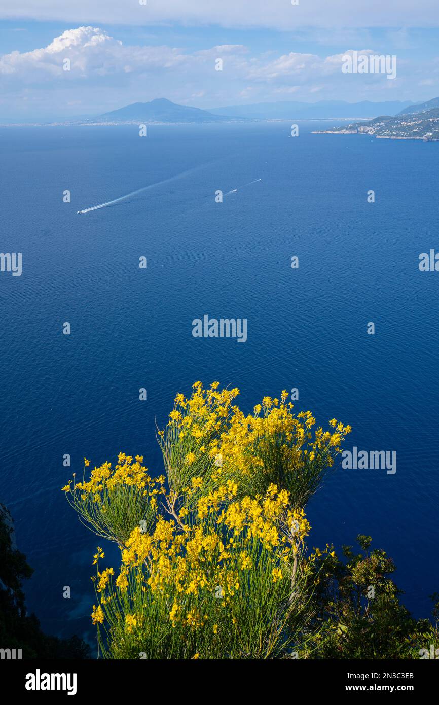 Vista da Villa Jovis sull'isola di Capri sulla Costiera Amalfitana e sul Golfo di Napoli; Napoli, Capri, Italia Foto Stock