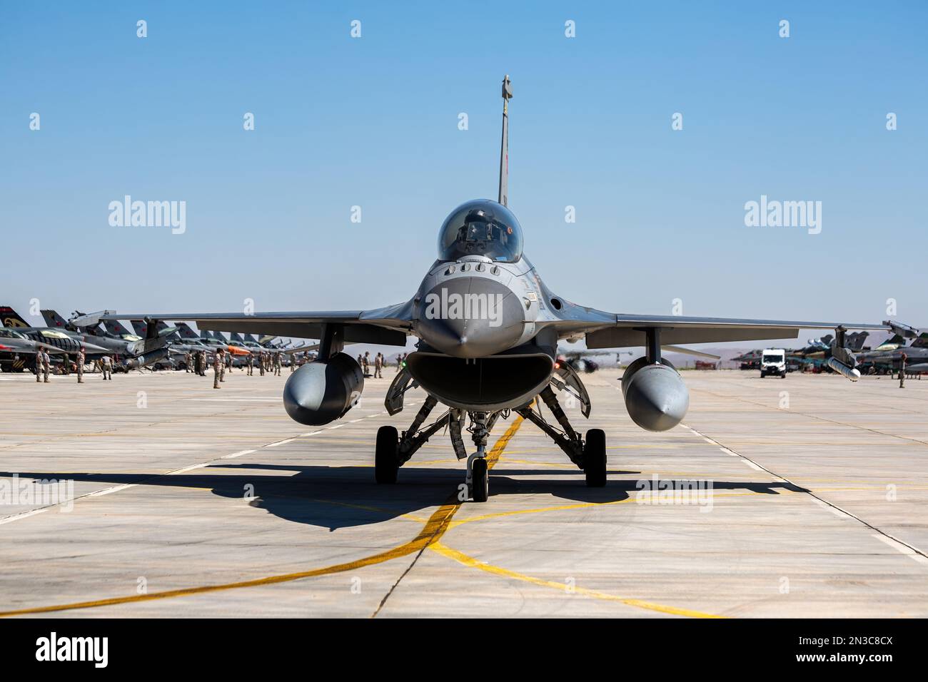 Konya, Turchia - 07 01 2021: Anatolian Eagle Air Force esercizio 2021 F16 Fighter Jet in una posizione tassante in Turchia Foto Stock