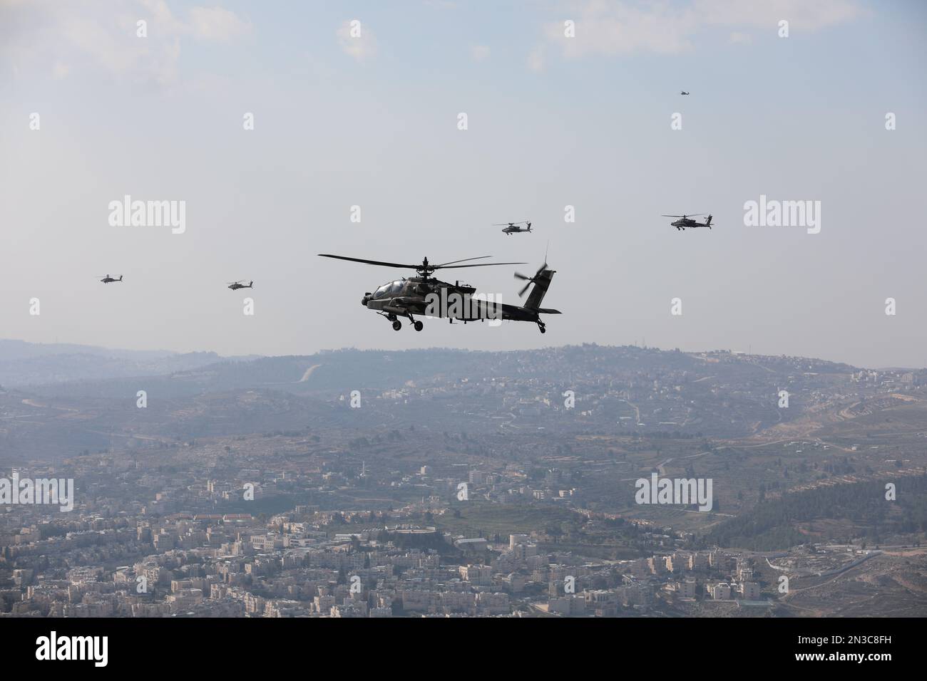 GLI ELICOTTERI Apache AH-64 assegnati alla Brigata dell'Aviazione di combattimento 36th si spostano in posizione durante l'esercizio Juniper Oak 23. Gli elicotteri hanno impegnato obiettivi su una gamma di fuoco vivo istituito nel Mar Mediterraneo in coordinamento con la marina statunitense e israeliana per dimostrare l'impegno degli Stati Uniti per la sicurezza di Israele e rafforzare l'interoperabilità delle forze statunitensi e israeliane. (STATI UNITI Foto dell'esercito del personale Sgt. Sam De Leon) Foto Stock