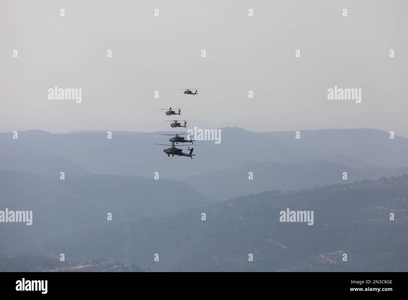 AH-64 Apache Helicopters attaccati alla Brigata dell'Aviazione di combattimento 36th e dalla forza di difesa israeliana, si muovono per impegnare gli obiettivi durante l'esercizio Juniper Oak 23. Gli elicotteri stavano volando su una gamma di fuoco vivo allestita nel Mar Mediterraneo in coordinamento con gli Stati Uniti e la Marina israeliana per dimostrare l'impegno degli Stati Uniti per la sicurezza di Israele e rafforzare l'interoperabilità delle forze USA e israeliane (USA Foto dell'esercito del personale Sgt. Sam De Leon). Foto Stock