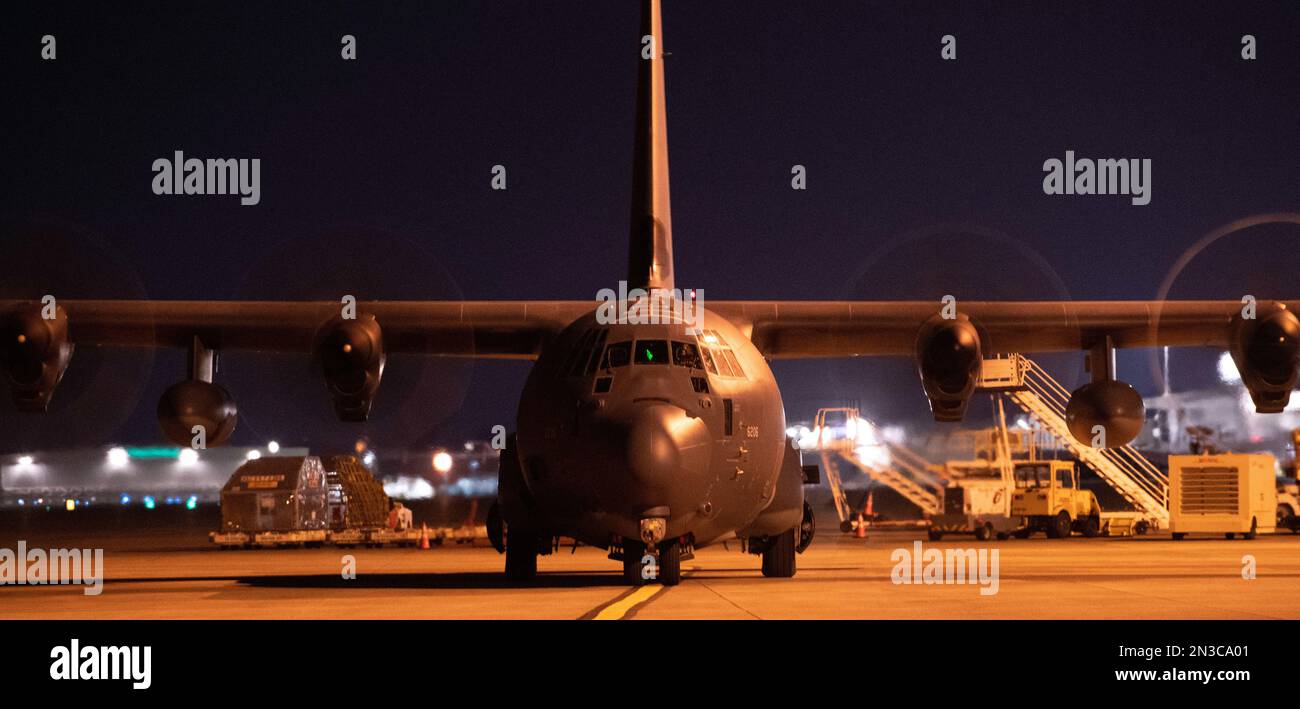 Un MC-130J Commando II arriva alla 193rd Special Operations Wing il 2 febbraio 2023 a Middletown, Pennsylvania. L'aereo è il primo ad arrivare alla SOW 193rd, segnando un inizio simbolico alla sua nuova missione primaria come la prima, e attualmente solo unità della Guardia Nazionale aerea a gestire il Commando II (STATI UNITI Foto della Guardia Nazionale aerea di Master Sgt. Alexander Farver) Foto Stock