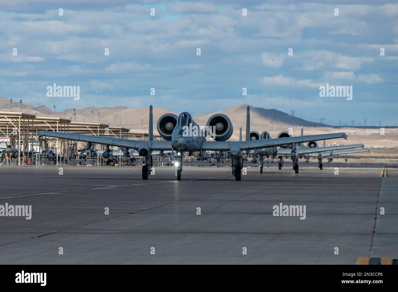 Un A-10C Thunderbolt II si porta in taxi lungo la pista prima di una missione di addestramento Red Flag 23-1 alla base dell'aeronautica militare di Nellis, Nevada, 6 febbraio 2023. Questa iterazione di Red Flag ha addestrato gli Airmen a prendere decisioni in un ambiente di comunicazione negato, degradato, intermittente o limitato. (STATI UNITI Foto dell'Aeronautica militare di staff Sgt. Alex Stephens) Foto Stock