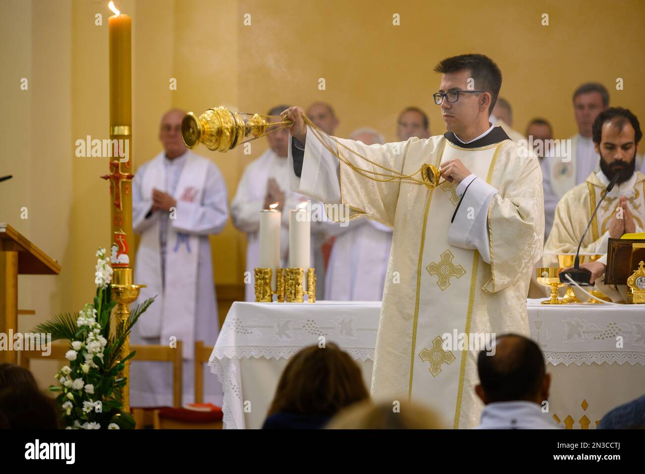 Un sacerdote che ha incensato i fedeli durante la Santa Messa nella veglia pasquale nella Chiesa di San Giacomo a Medjugorje. Foto Stock