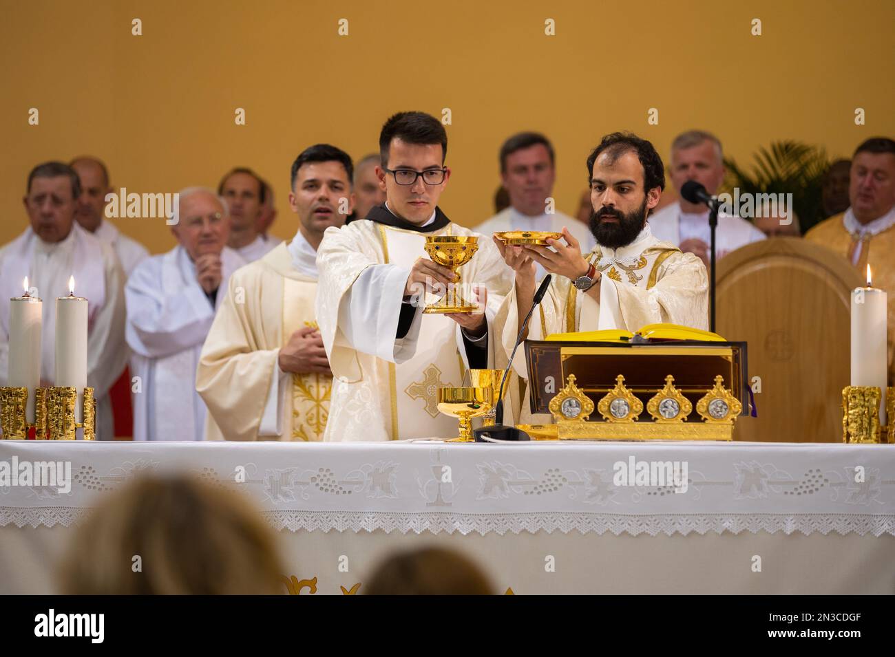 Il momento di dossolologia della Santa Messa nella Veglia Pasquale nella Chiesa di San Giacomo a Medjugorje. Foto Stock
