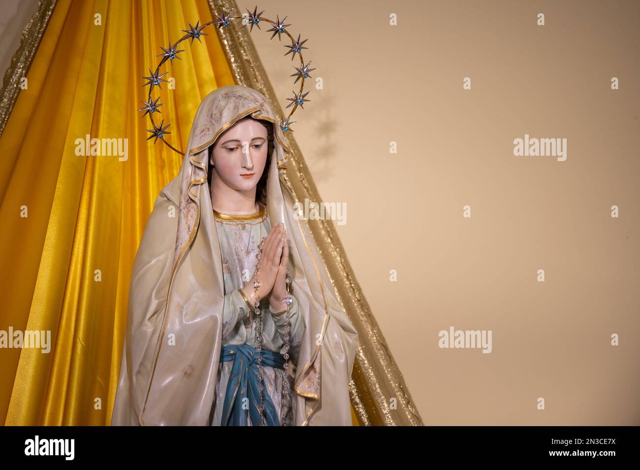 Statua della Vergine Maria, la Regina della Pace, nella chiesa di San Giacomo durante il periodo pasquale a Medjugorje, Bosnia-Erzegovina. Foto Stock