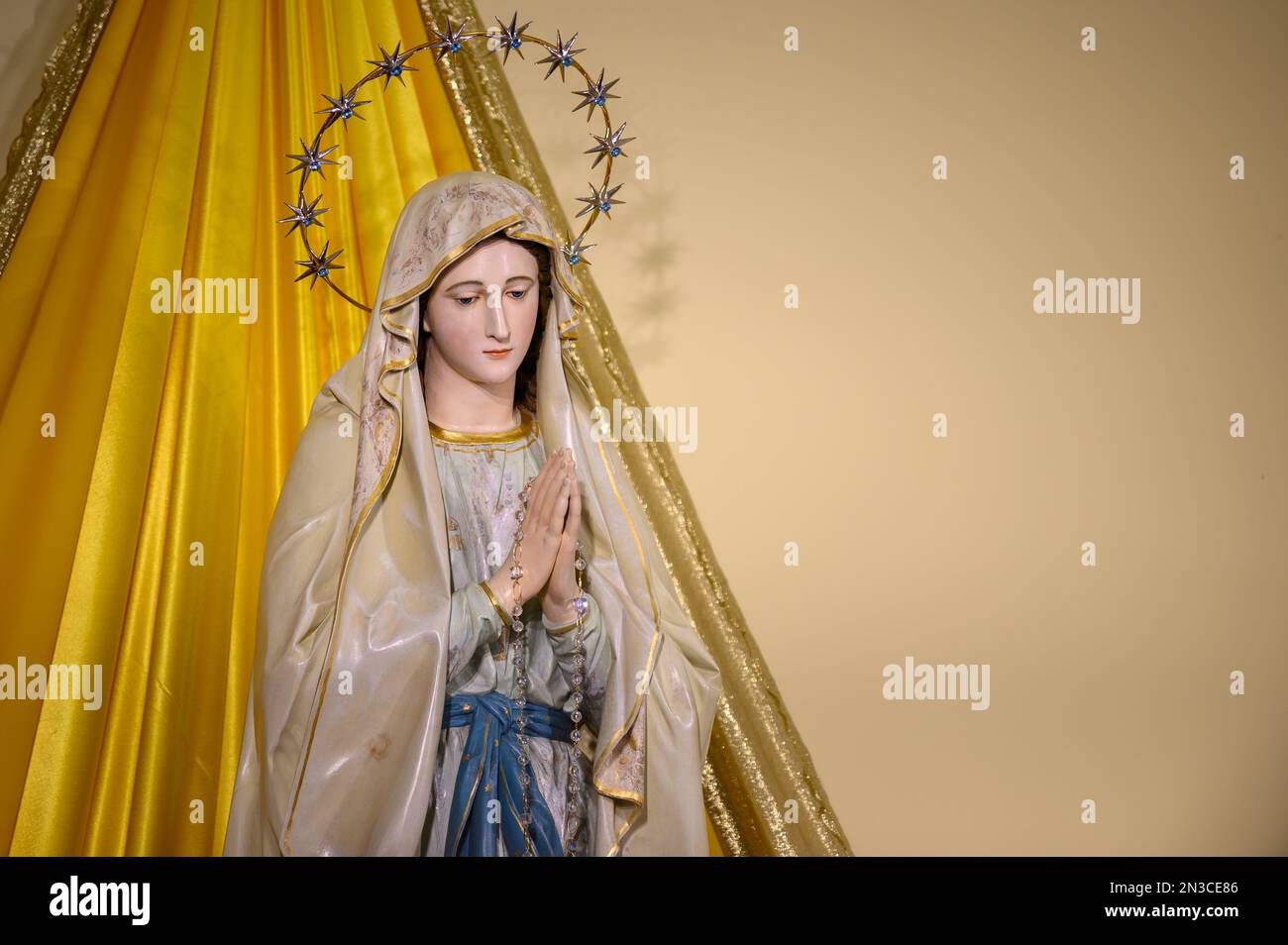 Statua della Vergine Maria, la Regina della Pace, nella chiesa di San Giacomo durante il periodo pasquale a Medjugorje, Bosnia-Erzegovina. Foto Stock