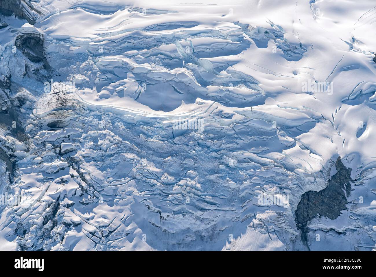 Vista aerea della massa di ghiaccio e del paesaggio mozzafiato del Parco Nazionale di Kluane nel territorio dello Yukon. Montagne e ghiacciai compongono il paesaggio... Foto Stock