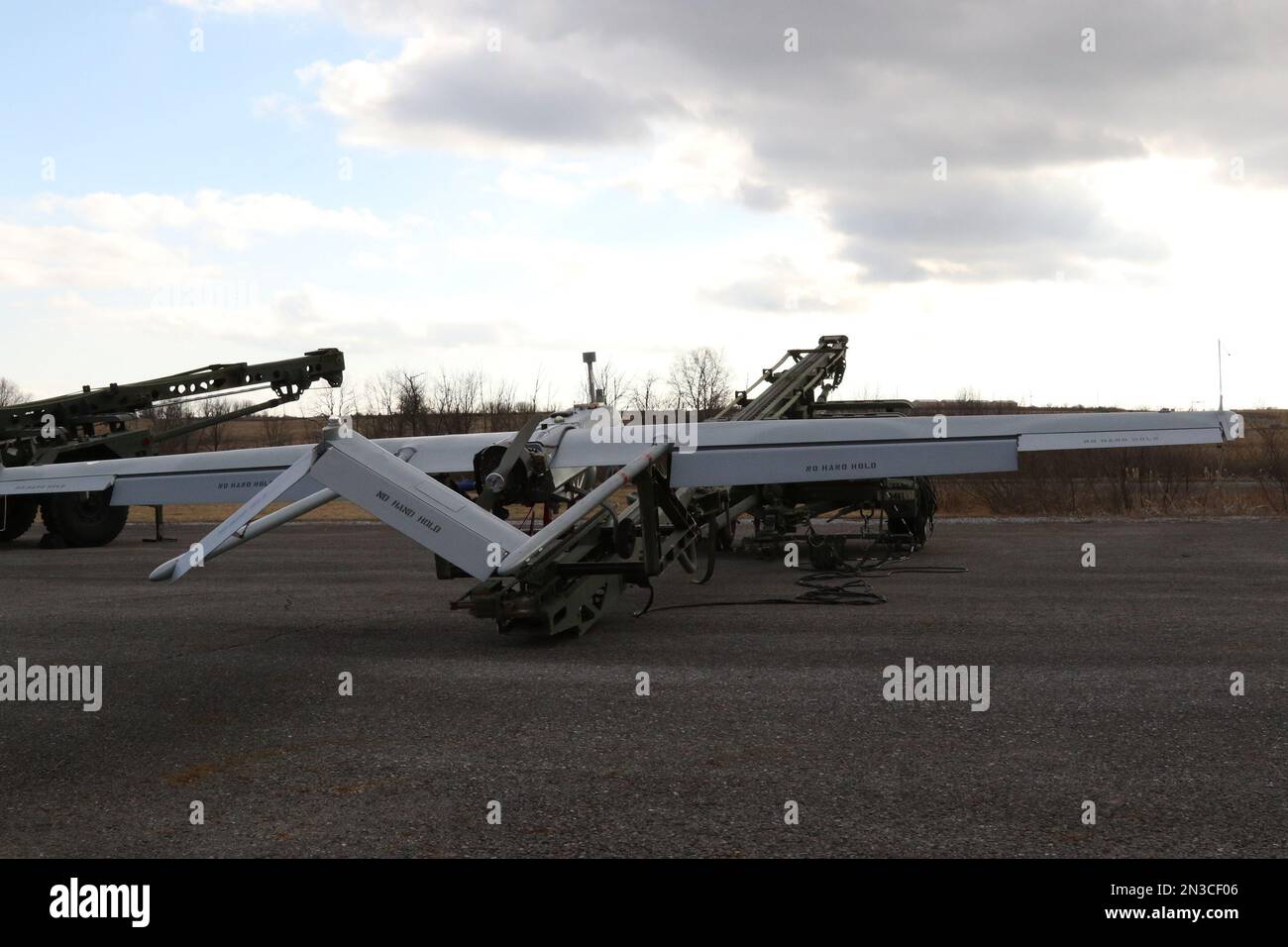 Un'ombra RQ-7, gestita da soldati con la divisione fanteria 28th, attende il decollo presso la struttura Unmanned Aircraft System Operations di Fort Indiantown Gap, 30 gennaio 2023. (STATI UNITI Foto della Guardia Nazionale militare di Capt. Travis Mueller) Foto Stock