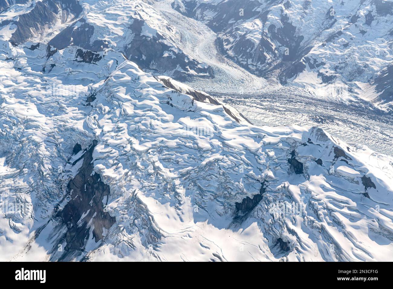 Vista aerea della massa di ghiaccio e del paesaggio mozzafiato del Parco Nazionale di Kluane nel territorio dello Yukon. Montagne e ghiacciai compongono il paesaggio... Foto Stock