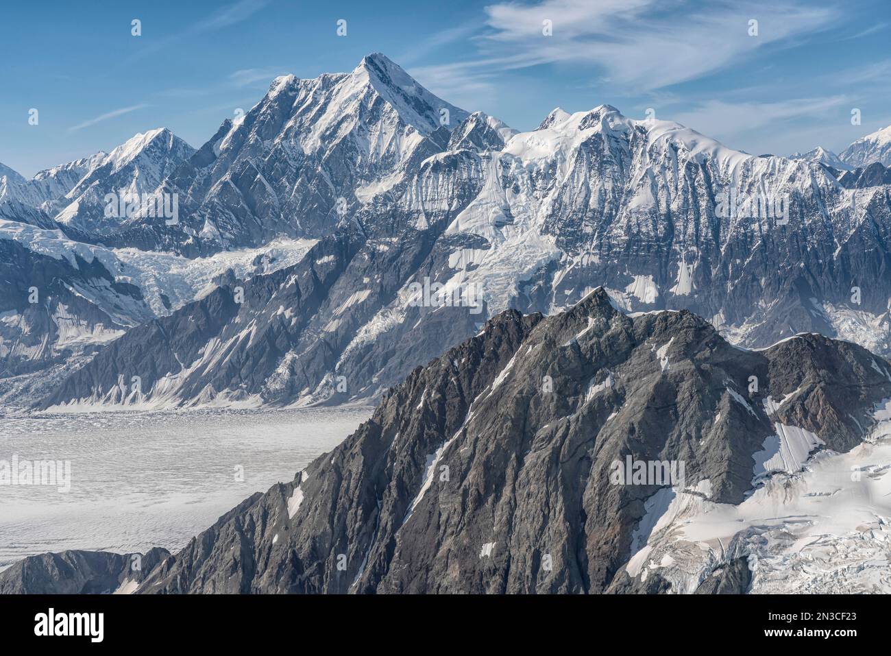 Vista aerea del cielo blu sullo splendido paesaggio del Parco Nazionale di Kluane con le cime innevate e i ghiacciai che compongono le terre... Foto Stock
