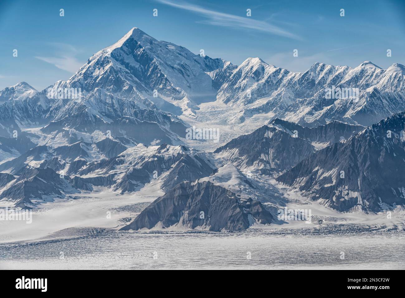Vista aerea del cielo blu sullo splendido paesaggio del Parco Nazionale di Kluane con le cime innevate e i ghiacciai che compongono le terre... Foto Stock
