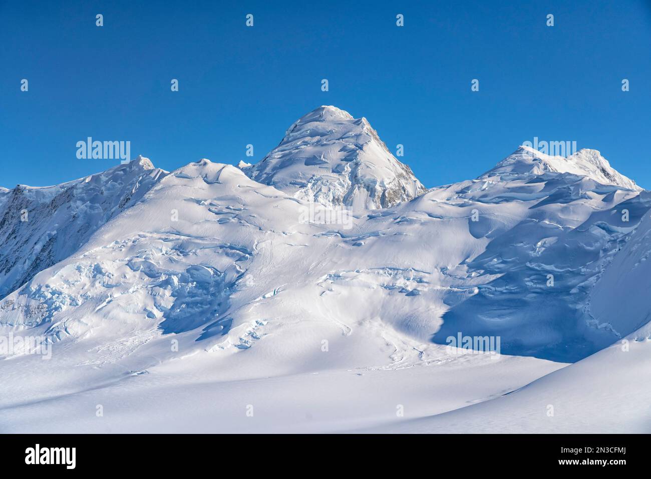 Vista aerea del cielo blu sullo splendido paesaggio del Parco Nazionale di Kluane con le cime innevate e i ghiacciai che compongono le terre... Foto Stock