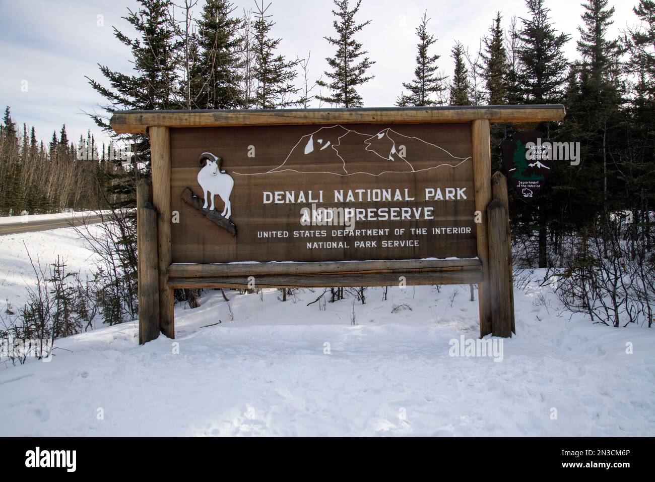 Cartello d'ingresso al confine nord del Denali National Park; Denali National Park & Preserve, Alaska interna, Alaska, Stati Uniti d'America Foto Stock