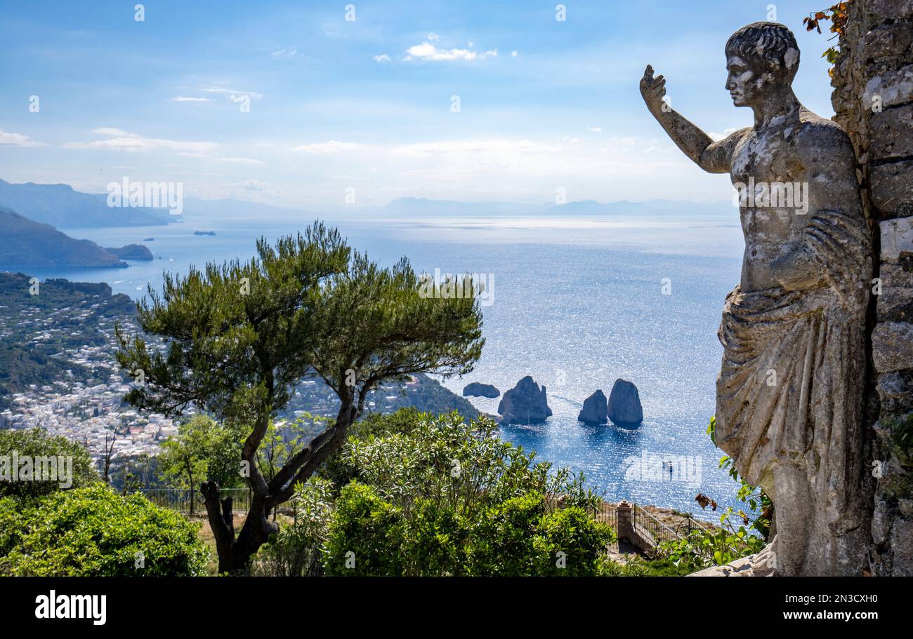 Vista della baia dei Faraglioni e delle formazioni rocciose dal Monte Solaro sull'isola di Capri, Napoli, Italia; Monte Solaro, Capri, Italia Foto Stock