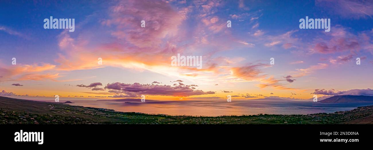 Il tramonto sfoggia sfumature rosa e oro sull'Oceano Pacifico lungo la costa di una comunità costiera: Maui, Hawaii, Stati Uniti d'America Foto Stock